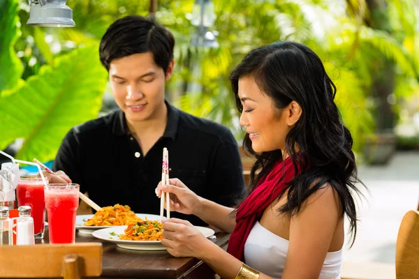 Asiático homem e mulher no restaurante — Fotografia de Stock