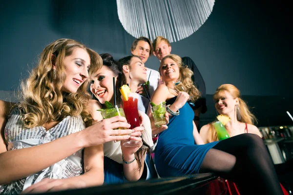 People in club or bar drinking cocktails — Stock Photo, Image
