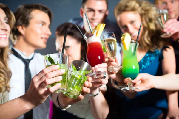 Άνθρωποι σε κλαμπ ή μπαρ πίνοντας κοκτέιλ — Φωτογραφία Αρχείου
