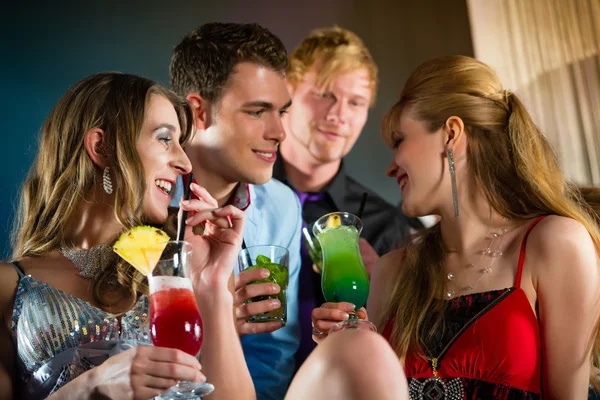 Pessoas no clube ou bar bebendo coquetéis — Fotografia de Stock