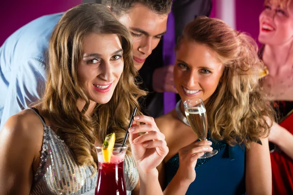 Menschen in Clubs oder Bars trinken Cocktails — Stockfoto