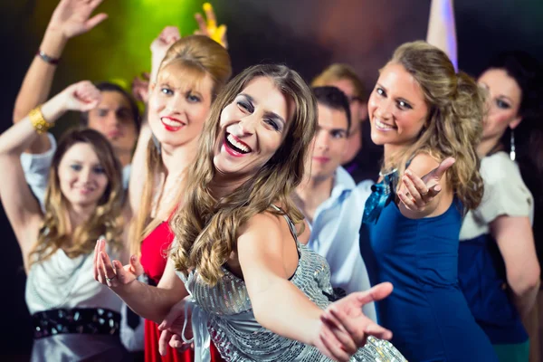 디스코 클럽에서 댄스 파티 사람들 — 스톡 사진