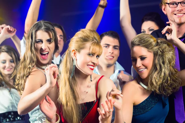 Festa pessoas dançando em discoteca clube — Fotografia de Stock