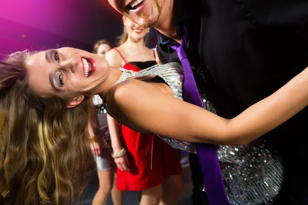 Тусовщики танцуют в диско-клубе — стоковое фото