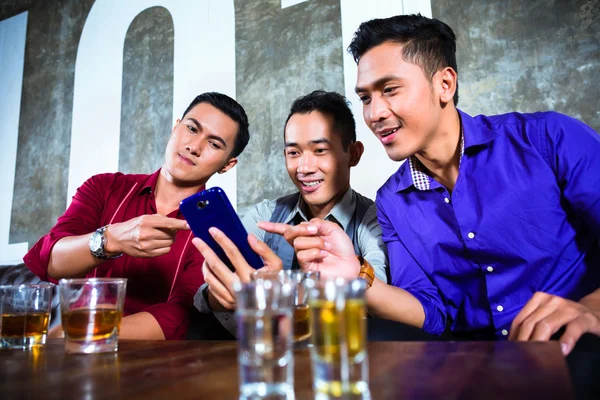 Asian friends drinking shots in nightclub — Stock Photo, Image