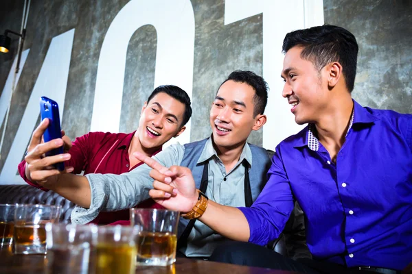 Asian friends taking pictures or selfies — Stock Photo, Image