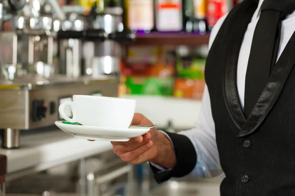 Barista haciendo capuchino en su coffeeshop —  Fotos de Stock