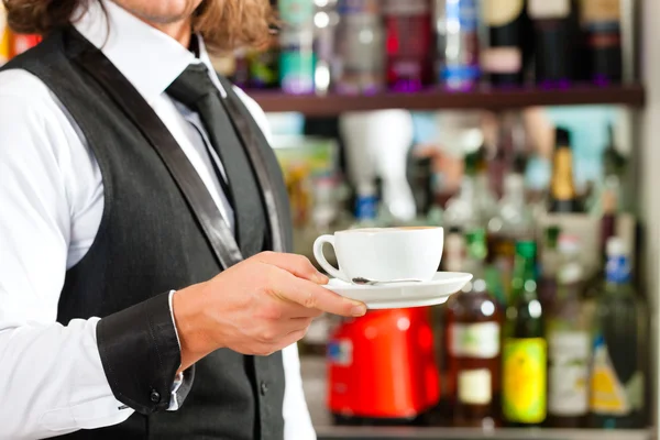 Barista Dokonywanie cappuccino w jego coffeeshop — Zdjęcie stockowe