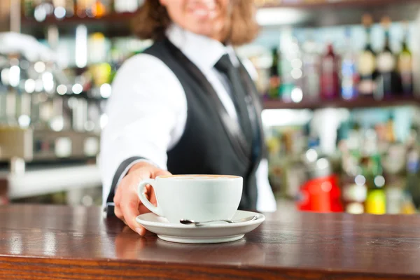 Barista haciendo capuchino en su coffeeshop — Foto de Stock