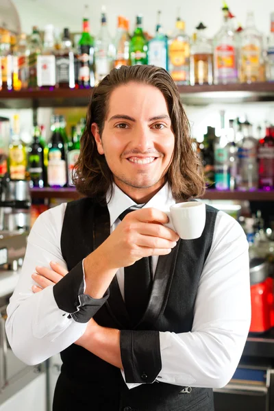Barista em seu café ou coffeeshop — Fotografia de Stock