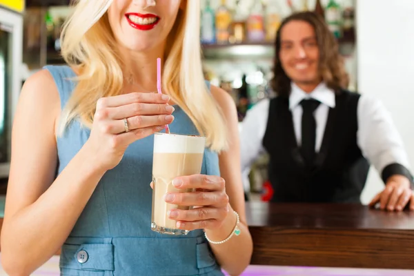 Barista z klientem w jego kawiarni lub coffeeshop — Zdjęcie stockowe