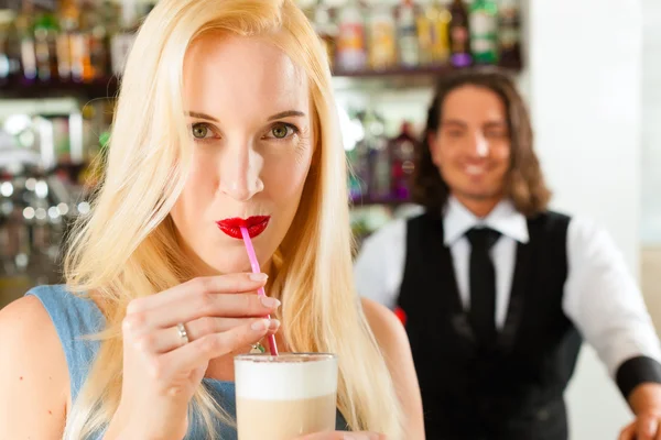 Barista med klienten i hans café eller coffeeshop — Stockfoto