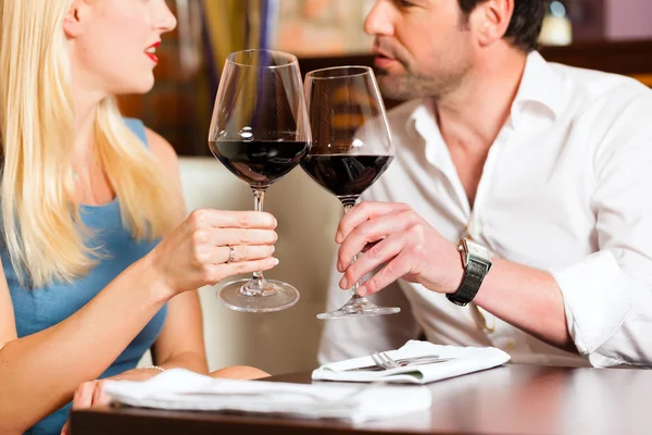 Paar drinken van rode wijn in restaurant — Stockfoto