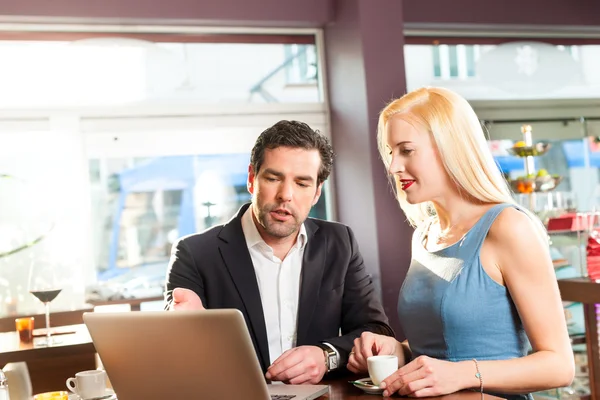 Werken collega's - een man en een vrouw - zitten in Cafe — Stockfoto