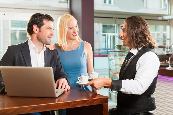 Werken collega's - een man en een vrouw - zitten in Cafe — Stockfoto