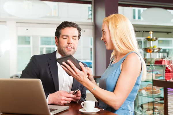 Werken collega's - een man en een vrouw - zitten in Cafe — Stockfoto