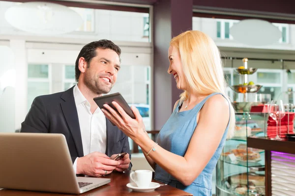 Colleghi di lavoro - un uomo e una donna - seduti in un caffè — Foto Stock