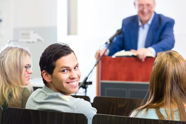 Estudiantes escuchando a profesor universitario dando una conferencia — Foto de Stock