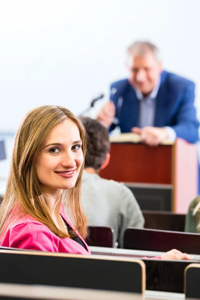 Profesor dając wykład dla studentów — Zdjęcie stockowe