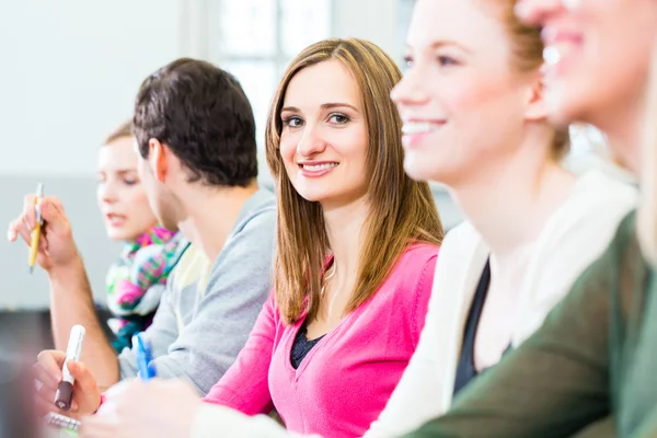 Estudiantes en el aprendizaje universitario — Foto de Stock