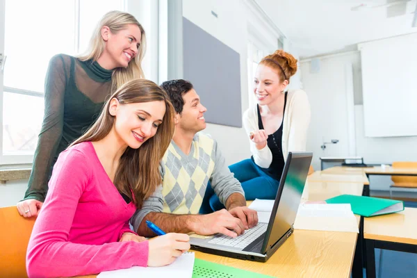 Estudantes universitários em formação em equipa — Fotografia de Stock