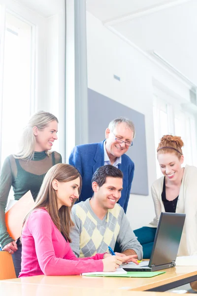 College studenter lerning med professor — Stockfoto