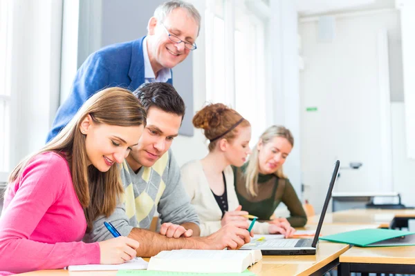 Grupo de estudiantes que aprenden en la universidad — Foto de Stock