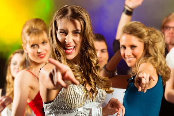 Partij mensen dansen in de disco club Rechtenvrije Stockafbeeldingen
