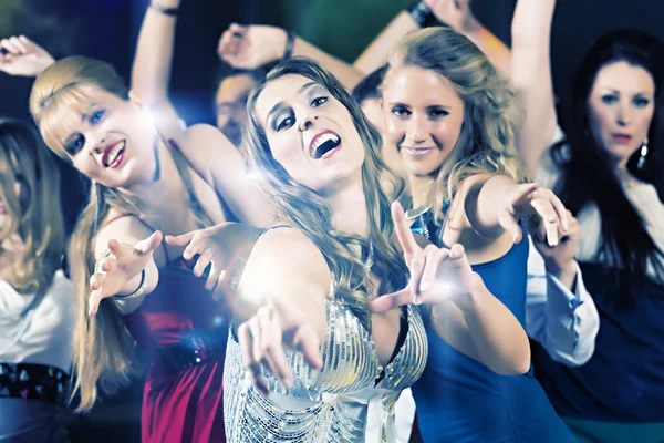 Partia ludzi tańczących w klubie disco — Zdjęcie stockowe