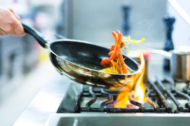 Şef, soba pan ile restoran mutfakta