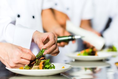 Şef mutfak yemek restoran içinde