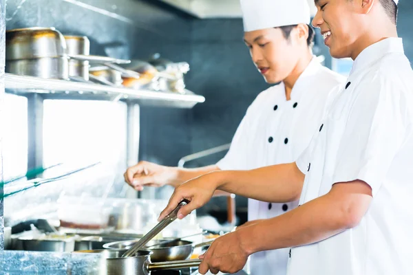 Asiatische Köche kochen im Restaurant — Stockfoto
