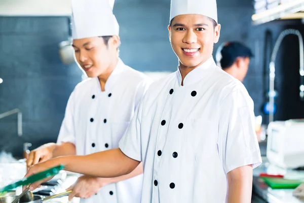 Chefs asiáticos cozinhar no restaurante — Fotografia de Stock