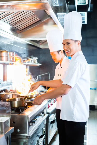 Chefs asiatiques cuisine au restaurant — Photo