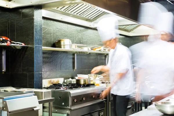 Chefs asiáticos cocinando en Restaurante — Foto de Stock