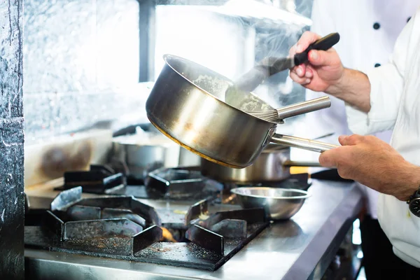 Asiatische Köche kochen im Restaurant — Stockfoto