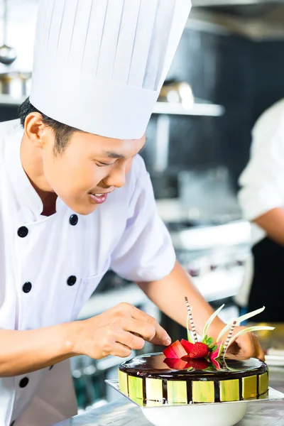 Cuochi asiatici cucina nel ristorante — Foto Stock