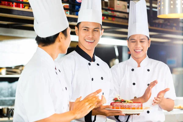 Cuochi asiatici cucina nel ristorante — Foto Stock