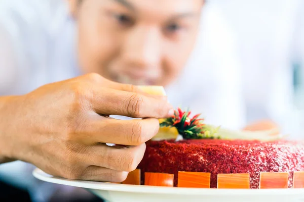 Asiatiska kockar matlagning i restaurang — Stockfoto