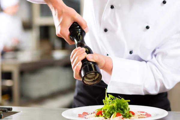 Chef in hotel or restaurant kitchen cooking — Stock Photo, Image