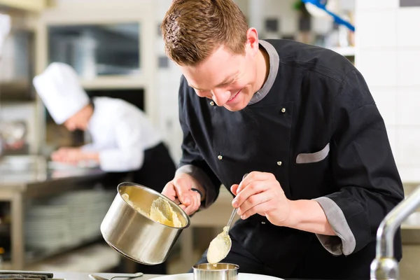 Chef nella cucina del ristorante che prepara il cibo — Foto Stock