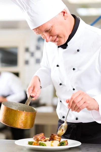 Chef En Restaurante Cocina Preparando Comida —  Fotos de Stock