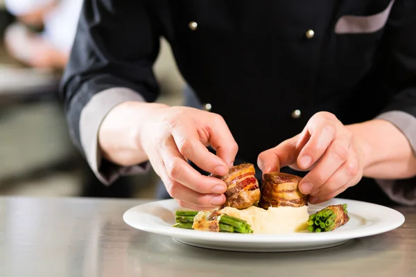 Koch in Restaurantküche bereitet Essen zu — Stockfoto