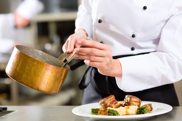 Koch in Hotel- oder Restaurantküche — Stockfoto