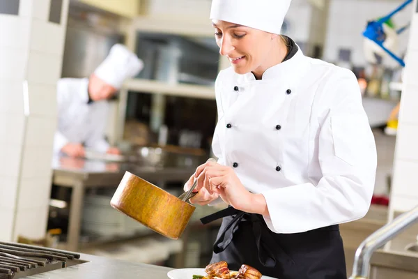 Žena šéfkuchař v restauraci kuchyni vaření — Stock fotografie