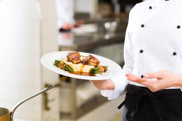 Female Chef in restaurant kitchen cooking — Stock Photo, Image
