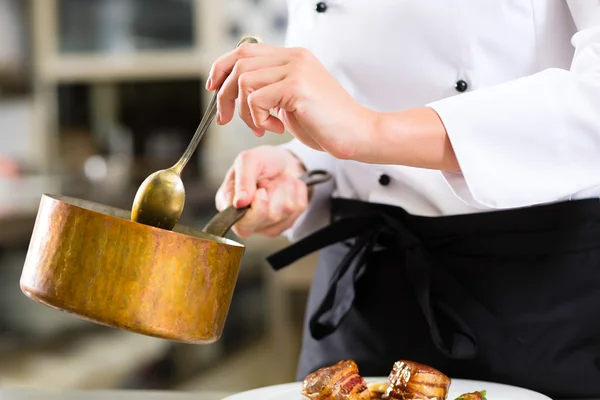 Female Chef in restaurant kitchen cooking — Stock Photo, Image