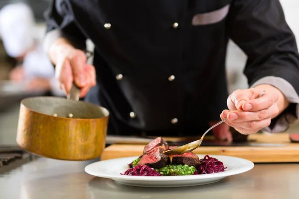 Chef in cucina in hotel o ristorante — Foto Stock