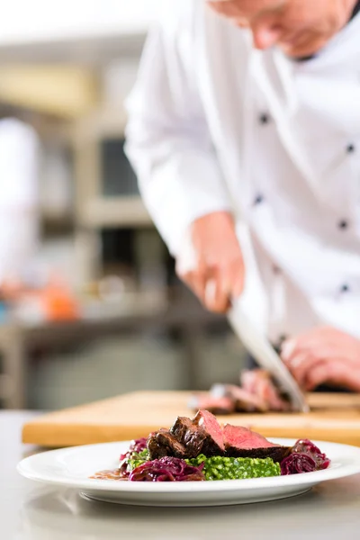 Chef En Restaurante Cocina Preparando Comida —  Fotos de Stock