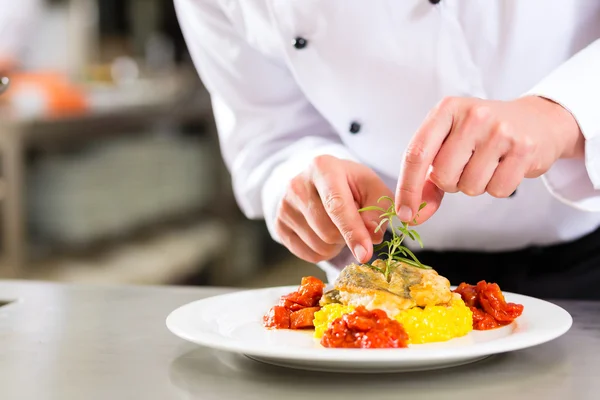 Köchin in Restaurantküche — Stockfoto